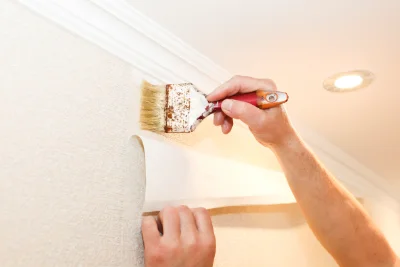 Pose de papier peint à Plouguin — revêtements muraux et toiles de verre